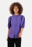 Blouse van het merk Sisters Point met knoopsluiting, blousekraag en korte pofmouwen in de kleur deep purple.