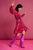 Kleurrijke jurk met all-over print van het merk Pom Amsterdam met knoopsluiting, lange mouwen, puntkraag en lange mouwen in de kleur brushwork fiery pink.