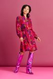 Kleurrijke jurk met all-over print van het merk Pom Amsterdam met knoopsluiting, lange mouwen, puntkraag en lange mouwen in de kleur brushwork fiery pink.
