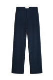 Tijdloze donkerblauwe broek van het merk Pom Amsterdam met wafelstructuur met tailleband met riemlussen en steekzakken aan de voorkant en paspelzakken aan de achterkant.