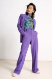 Pantalon van het merk Pom Amsterdam met ingestreken plooi in de kleur french violet.