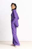 Pantalon van het merk Pom Amsterdam met ingestreken plooi in de kleur french violet.