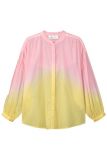 Tie dye blouse van het merk Pom Amsterdam met ronde hals, verlaagde schouders en lange wijde mouwen met een smalle manchet in de kleur roze/geel.