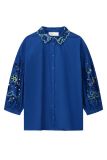 Blouse van het merk Pom Amsterdam met driekwart mouwen, knoopsluiting en blousekraag met borduursel in de kleur ink blue.