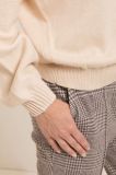 Taps toelopende broek met pintuck van het merk Josephine &Co met geruit dessin in de kleur zand.