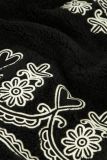 Gilet van het merk Fabienne Chapot met een zachte binnenkant van schapenvacht (polyester) en prachtig geborduurde bloemen details in de kleur zwart.