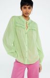 Groene blouse van het merk Fabienne Chapot met opengewerkte details op de borst, knoopsluiting en lange mouwen.