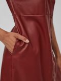 Gecoate jurkje zonder mouwen met knoopsluiting en open zijzakken van het merk Vila in de kleur fired brick.