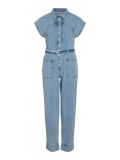 Denim jumpsuit van het merk Vila met korte mouwen, knoopsluiting en riem in de kleur light blue denim.