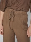 7/8 Linnen broek van het merk Vila met elastieken tailleband met strikkoord in de kleur walnut.