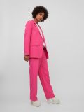 Loose fit blazer van het merk Vila met reverskraag, knoopsluiting en twee klepzakken in de kleur pink yarrow.