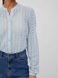 Kanten blouse van het merk Vila met ronde halslijn, lange mouwen en een knoopsluiting in de kleur kentucky blue.