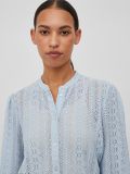 Kanten blouse van het merk Vila met ronde halslijn, lange mouwen en een knoopsluiting in de kleur kentucky blue.