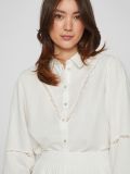 Vitovan blouse van het merk Vila met lange mouwen en kanten details in de kleur off white.