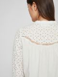 Vila blouse met broderie details, lange mouwen en een ronde hals in de kleur egret.