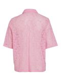 Kanten blouse met halflange mouwen, blousekraag en knoopsluiting in de kleur begonia pink.