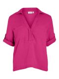 Top van het merk Vila met kraag en V-hals, borstzakken en korte mouw met omslag in de kleur pink yarrow.