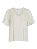 T-Shirt met korte wijde mouwen, V-hals en broderie schouderpas van het merk Vila in de kleur egret.