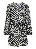 Zebraprint jurkje met V-hals, lange pofmouwen en strikceintuur van het merk Vila in de kleur black beauty.