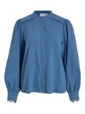 Katoenen blouse van het merk Vila met ronde halls, lange pofmouwen met manchetten, knoopsluiting en ruches in de kleur coronet blue.