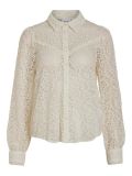 Kanten blouse van het merk Vila met lange mouwen met manchetten, blousekraag en knoopsluiting in de kleur egret.