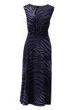 Mouwloze midi jurk van het merk K-Design met ronde hals en self fabric ceintuur in de kleur blauw.