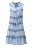 Mouwloos tie dye jurkje van het merk K-Design met knoopsluiting en tunnel met strikkkoord in de kleur denim blue.
