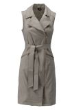 Mouwloos jurkje van het merk K-Design met reverskraag, ritssluiting zakken met rits en strikceintuur in de kleur vertiver.