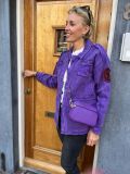 Jacket met rechte fit, zakken, knoopsluiting en diverse applicaties in de kleur paars.