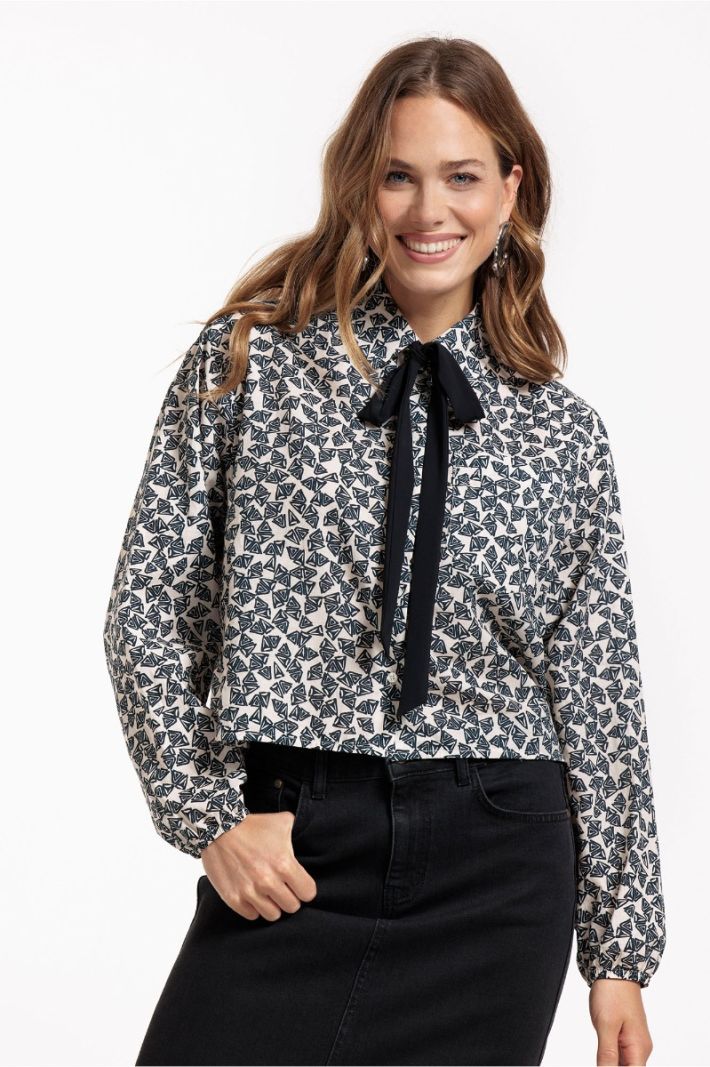 11869 Dottie Poplin Triangle Blouse - Kit/Black