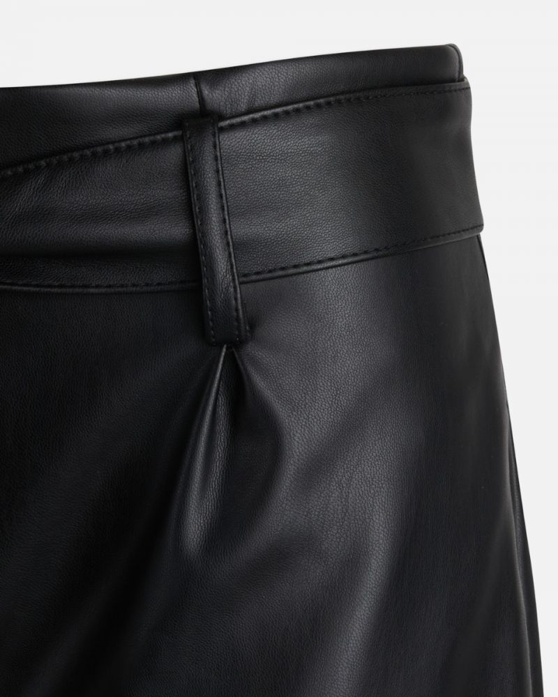 Danja-Sho Faux Leather Shorts - Zwart