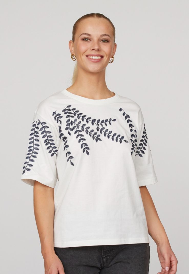 17571 Heda Loose Ss3 T-Shirt met Borduursel - Creme/Navy