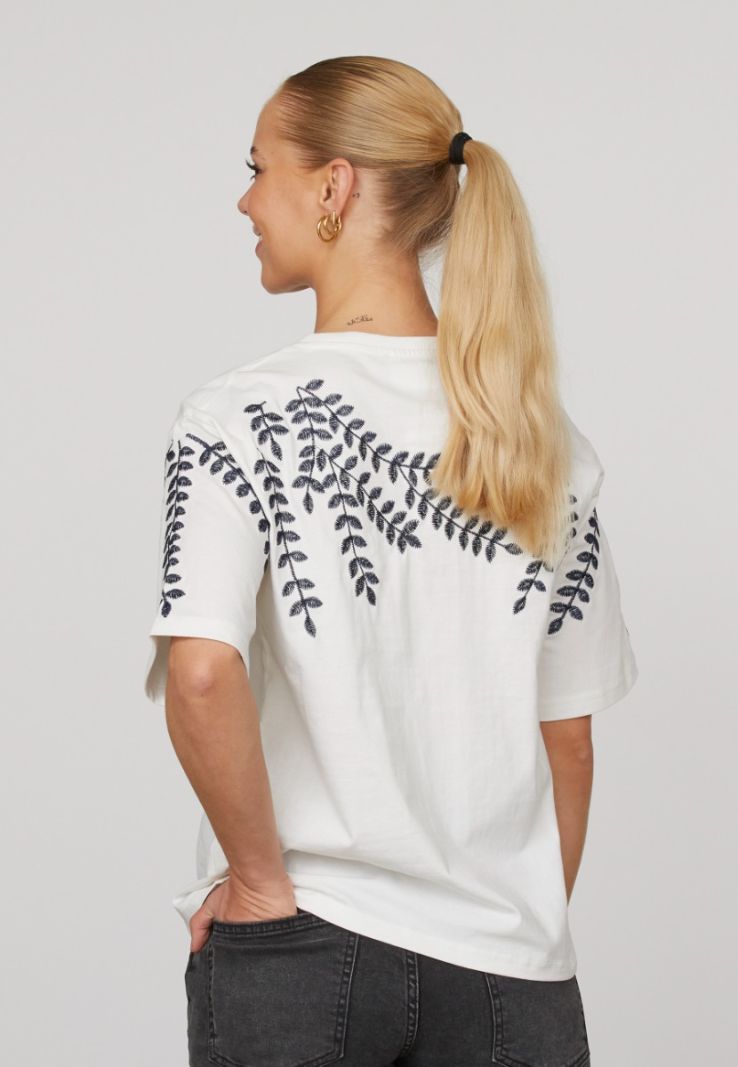 17571 Heda Loose Ss3 T-Shirt met Borduursel - Creme/Navy