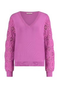 Fijnbrei trui met gehaakte mouwen met boorden en V-hals van het merk Studio Anneloes in de kleur donker roze.