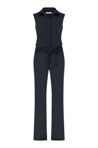 Mouwloze jumpsuit met blousekraag, knoopsluiting en strikceintuur in de kleur donker blauw.