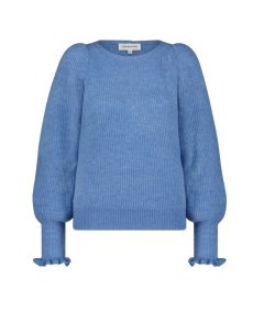 Gebreide trui van het merk Fabienne Chapot met ronde hals en lange pofmouwen met brede boorden met ruche in de kleur cornflower blue.