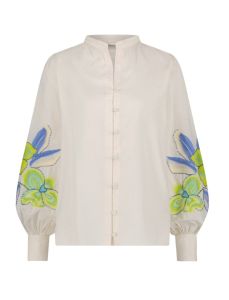 Blouse van het merk Fabienne Chapot met ronde hals, met stof beklede knoopjes, pofmouwen met manchetten en geborduurde bloemen in de kleur cream white.